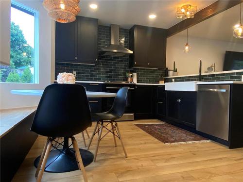 1907 Knox Crescent, Kelowna, BC - Indoor Photo Showing Kitchen