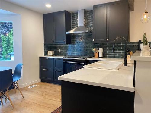 1907 Knox Crescent, Kelowna, BC - Indoor Photo Showing Kitchen With Upgraded Kitchen