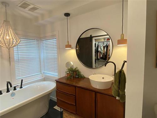 1907 Knox Crescent, Kelowna, BC - Indoor Photo Showing Bathroom