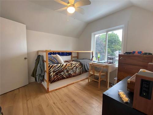 1907 Knox Crescent, Kelowna, BC - Indoor Photo Showing Bedroom