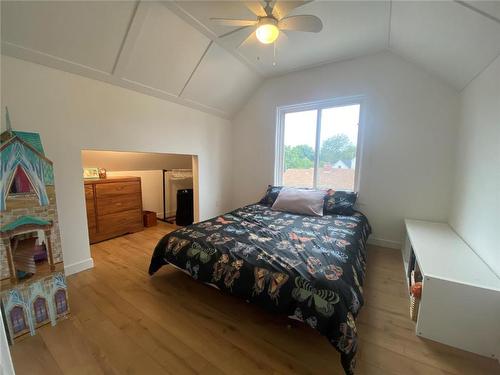 1907 Knox Crescent, Kelowna, BC - Indoor Photo Showing Bedroom