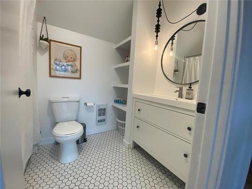 1907 Knox Crescent, Kelowna, BC - Indoor Photo Showing Bathroom