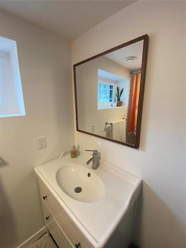 1907 Knox Crescent, Kelowna, BC - Indoor Photo Showing Bathroom