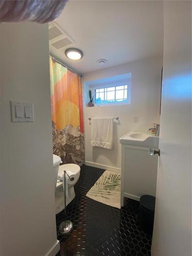 1907 Knox Crescent, Kelowna, BC - Indoor Photo Showing Bathroom