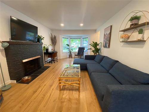 1907 Knox Crescent, Kelowna, BC - Indoor Photo Showing Living Room With Fireplace