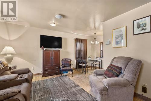 4695 Montgomery Drive, Lasalle, ON - Indoor Photo Showing Living Room