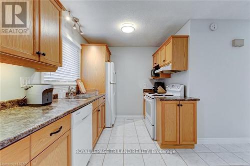 350 Homestead Court, London, ON - Indoor Photo Showing Kitchen With Double Sink