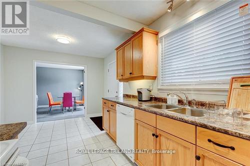 350 Homestead Court, London, ON - Indoor Photo Showing Kitchen With Double Sink