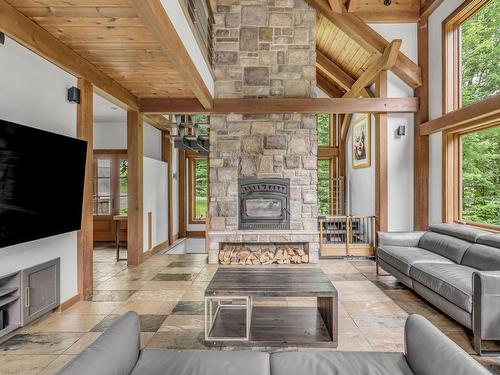 Living room - 35 Ch. Du Geai-Bleu, Stoneham-Et-Tewkesbury, QC - Indoor Photo Showing Living Room With Fireplace