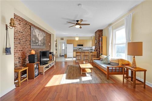 477 Cannon Street E, Hamilton, ON - Indoor Photo Showing Living Room