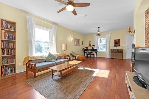 477 Cannon Street E, Hamilton, ON - Indoor Photo Showing Living Room