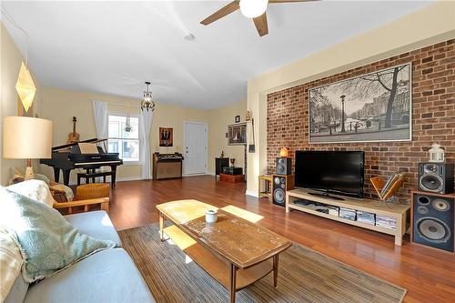 477 Cannon Street E, Hamilton, ON - Indoor Photo Showing Living Room