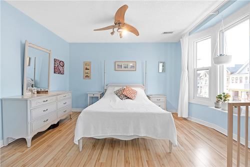 477 Cannon Street E, Hamilton, ON - Indoor Photo Showing Bedroom