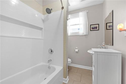 477 Cannon Street E, Hamilton, ON - Indoor Photo Showing Bathroom