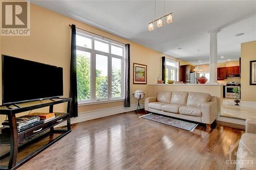 135 Riversedge Crescent, Ottawa, ON - Indoor Photo Showing Living Room