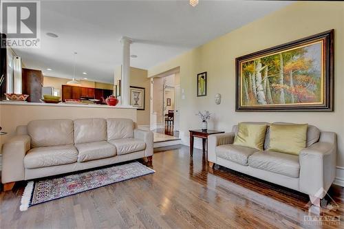 135 Riversedge Crescent, Ottawa, ON - Indoor Photo Showing Living Room