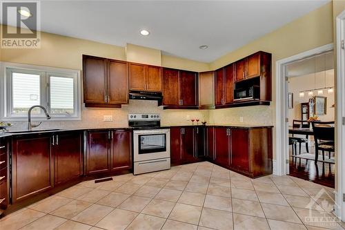 135 Riversedge Crescent, Ottawa, ON - Indoor Photo Showing Kitchen