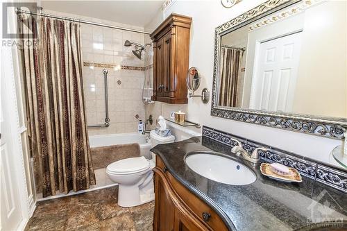 16 Larkshire Lane Unit#B, Ottawa, ON - Indoor Photo Showing Bathroom