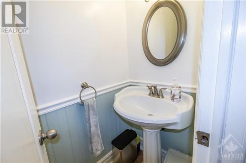 Main floor powder room - 16 Larkshire Lane Unit#B, Ottawa, ON - Indoor Photo Showing Bathroom