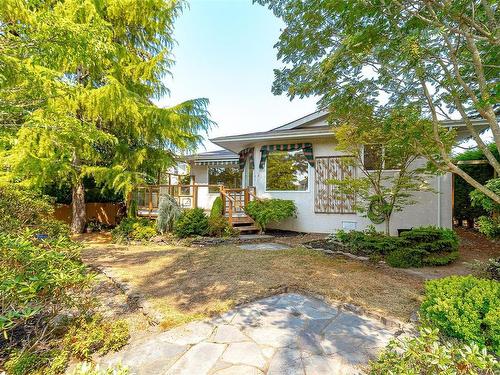 10232 Fifth St, Sidney, BC - Outdoor