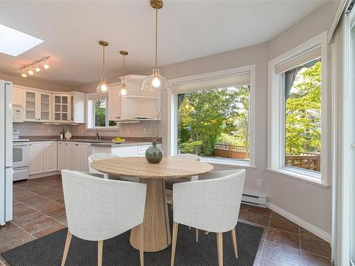 10232 Fifth St, Sidney, BC - Indoor Photo Showing Dining Room