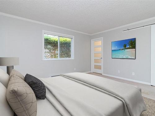 10232 Fifth St, Sidney, BC - Indoor Photo Showing Bedroom