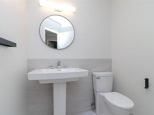 10232 Fifth St, Sidney, BC - Indoor Photo Showing Bathroom