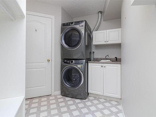 10232 Fifth St, Sidney, BC - Indoor Photo Showing Laundry Room