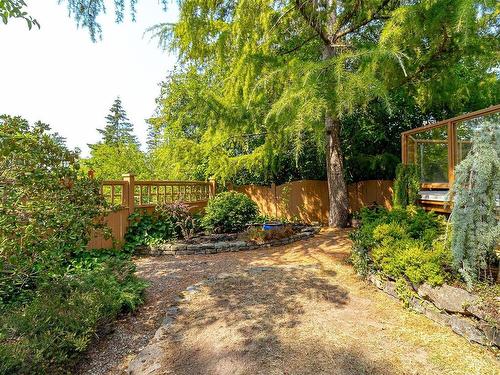 10232 Fifth St, Sidney, BC - Outdoor