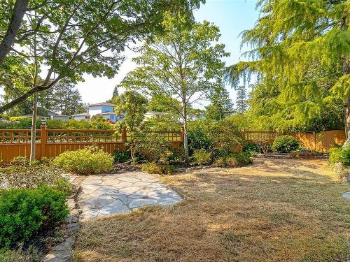 10232 Fifth St, Sidney, BC - Outdoor