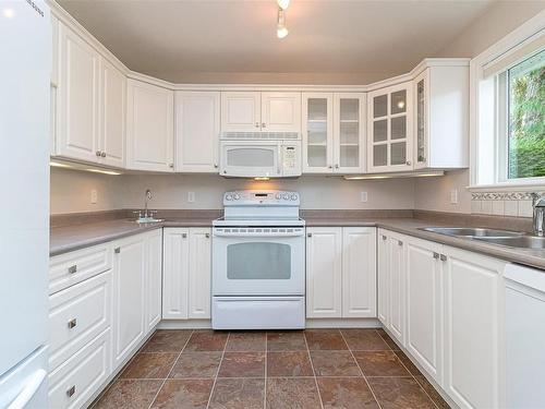 10232 Fifth St, Sidney, BC - Indoor Photo Showing Kitchen With Double Sink