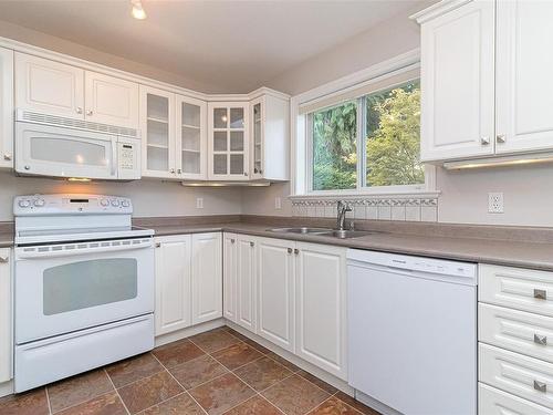 10232 Fifth St, Sidney, BC - Indoor Photo Showing Kitchen With Double Sink