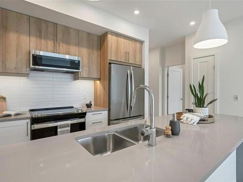 306-536 Island Hwy South, Campbell River, BC - Indoor Photo Showing Kitchen With Double Sink With Upgraded Kitchen