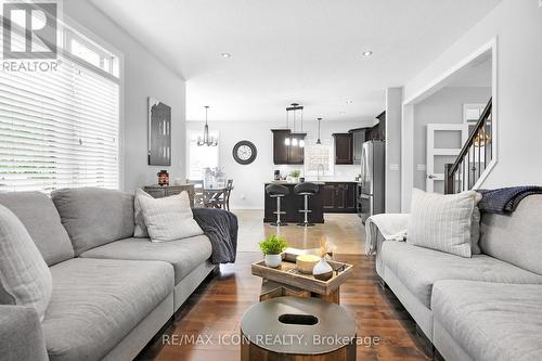 1882 Jubilee Drive, London, ON - Indoor Photo Showing Living Room