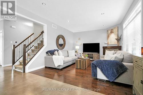 1882 Jubilee Drive, London, ON - Indoor Photo Showing Living Room