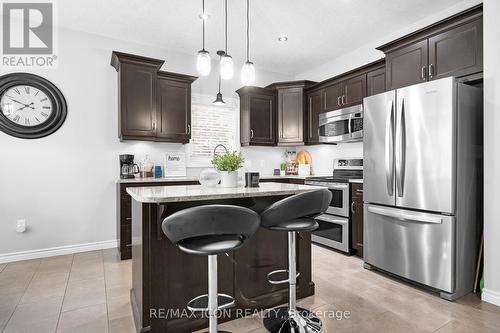 1882 Jubilee Drive, London, ON - Indoor Photo Showing Kitchen With Upgraded Kitchen