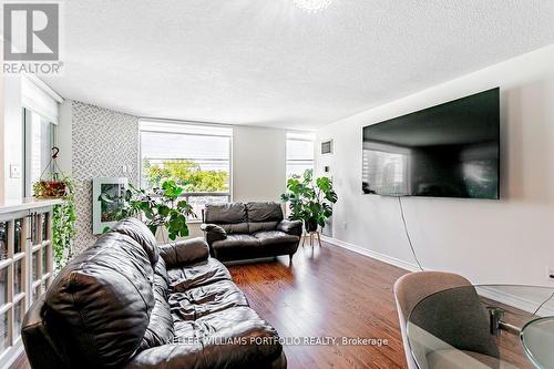 201 - 28 Pemberton Avenue, Toronto (Newtonbrook East), ON - Indoor Photo Showing Living Room