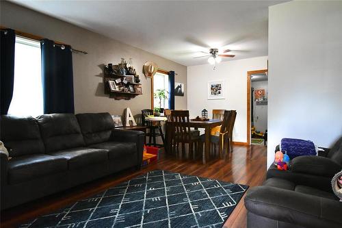 225 3Rd Avenue, Binscarth, MB - Indoor Photo Showing Living Room