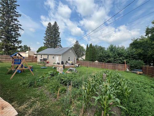 225 3Rd Avenue, Binscarth, MB - Outdoor With Backyard