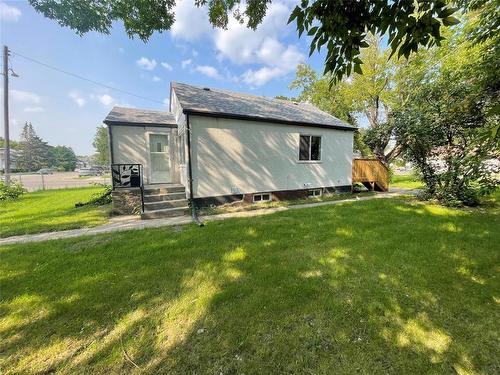 905 7Th Street, Brandon, MB - Outdoor