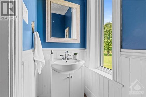 10195 Mcintyre Road, Mountain, ON - Indoor Photo Showing Bathroom