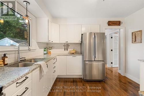 464 Regal Drive, London, ON - Indoor Photo Showing Kitchen With Stainless Steel Kitchen With Double Sink With Upgraded Kitchen