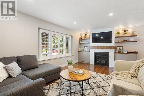 464 Regal Drive, London, ON - Indoor Photo Showing Living Room With Fireplace