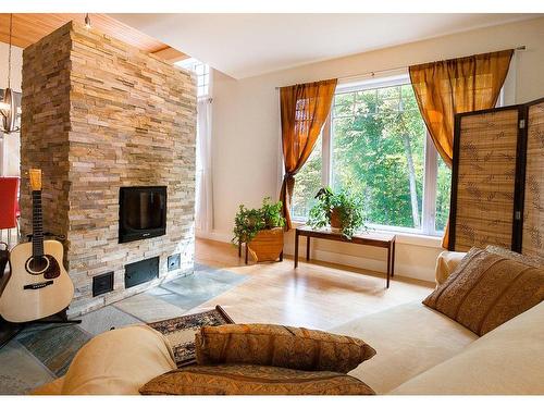 Salon - 2019Z  - 2021Z Mtée Du Cap-Violet, Sainte-Lucie-Des-Laurentides, QC - Indoor Photo Showing Living Room With Fireplace