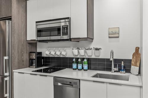 307-1083 Klo Road, Kelowna, BC - Indoor Photo Showing Kitchen