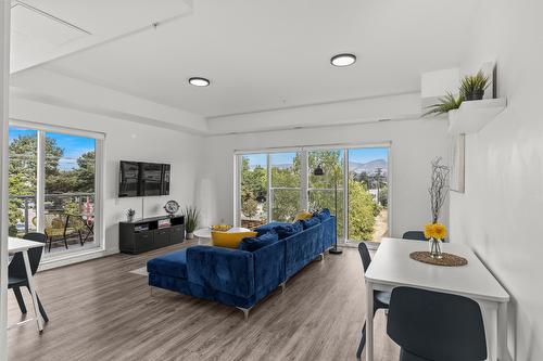 307-1083 Klo Road, Kelowna, BC - Indoor Photo Showing Living Room