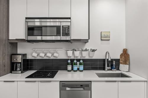 307-1083 Klo Road, Kelowna, BC - Indoor Photo Showing Kitchen