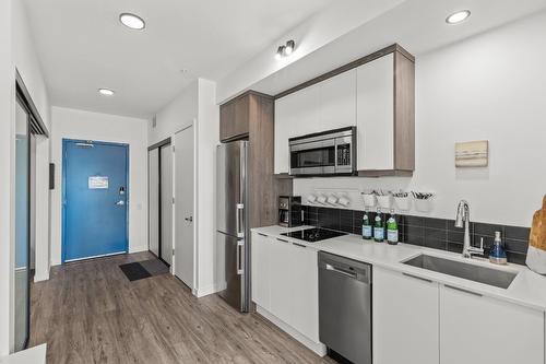 307-1083 Klo Road, Kelowna, BC - Indoor Photo Showing Kitchen