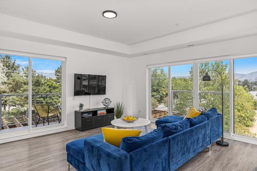 307-1083 Klo Road, Kelowna, BC - Indoor Photo Showing Living Room