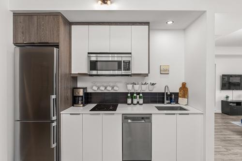 307-1083 Klo Road, Kelowna, BC - Indoor Photo Showing Kitchen